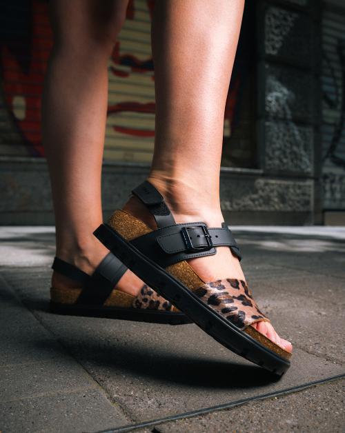 6302 LEON Comfort női bőr szandál